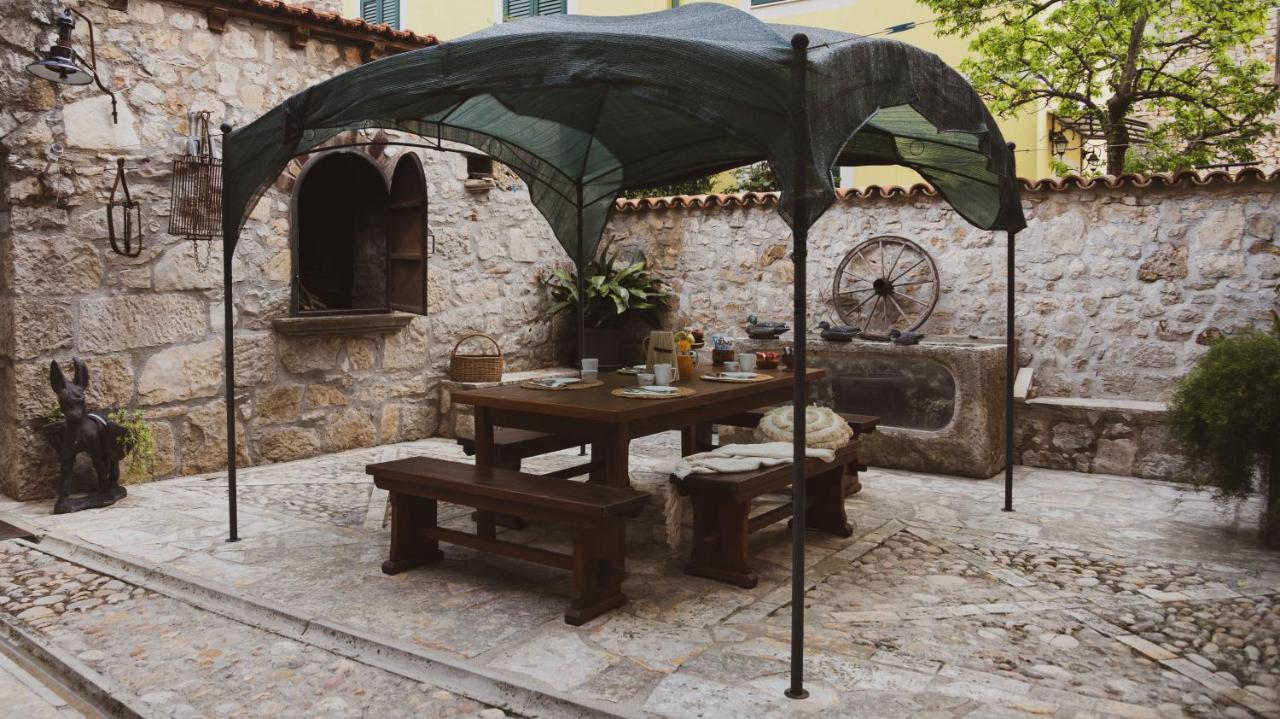 Ferienwohnung Scardona Rustica, Bed & Breakfast With Jacuzzi, Bbq And Free Parking In Skradin, Krka Exterior foto